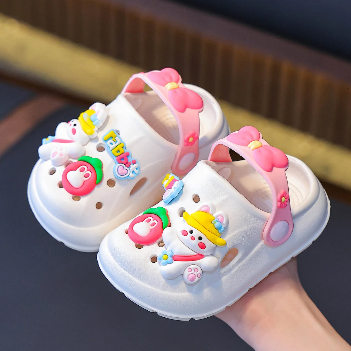 Zapatos de jardín con dibujos de conejitos para niñas, zuecos de suela blanda para bebé, sandalias transpirables antideslizantes para interiores y exteriores, sandalias de playa a la moda