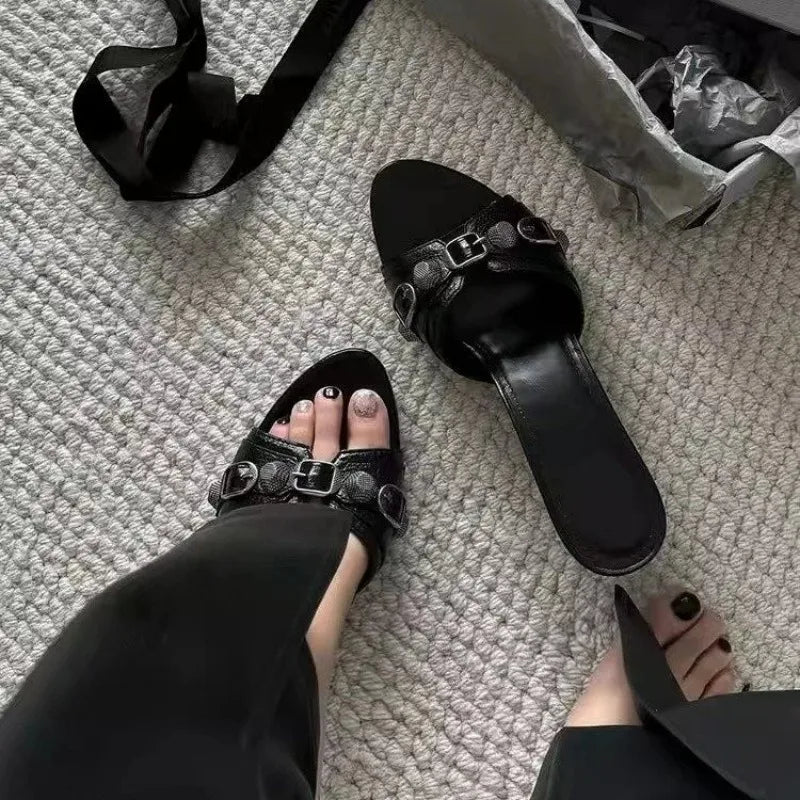 Sandalias de tacón alto con remaches de Metal para mujer, zapatillas de moda, negras, populares, europeas, americanas, de lujo, novedad de verano