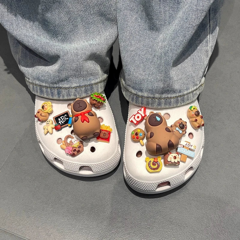 Bonito juego de dijes para zapatos de capibara con tema de comida, accesorios, decoraciones de plástico, sandalias de verano desmontables para regalos de fiesta