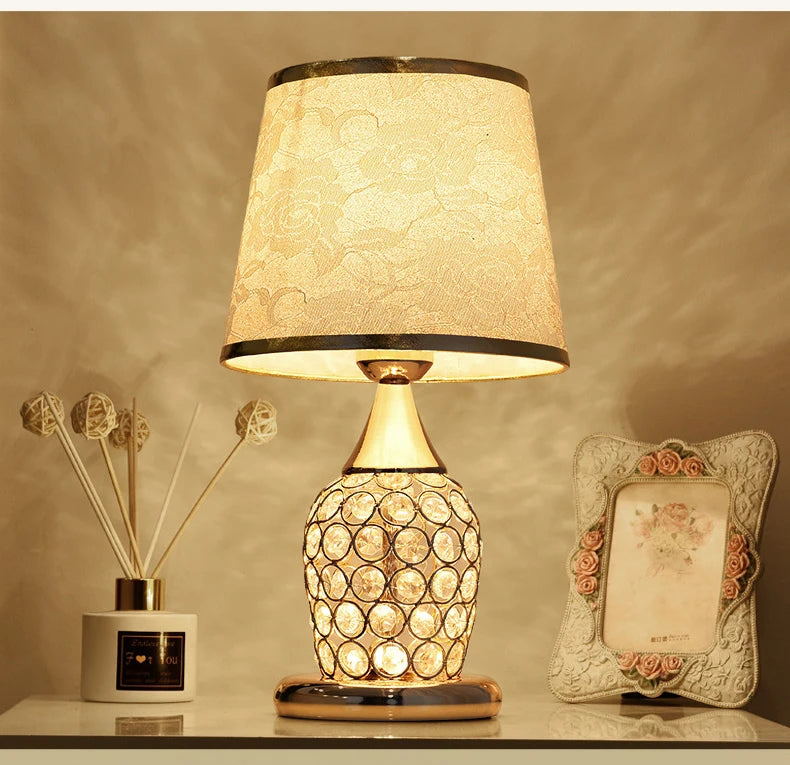 Lámpara de mesa de cristal de estilo europeo Ins, lámpara de noche decorativa creativa de moda romántica cálida y moderna para dormitorio