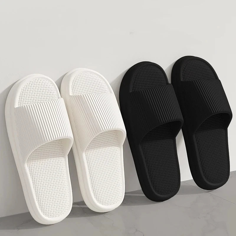 Zapatillas de EVA concisas de verano para mujer, chanclas suaves para el hogar para parejas, sandalias antideslizantes para baño, zapatos cómodos para la playa al aire libre para adultos