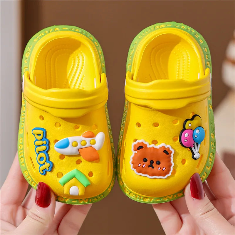 Zapatos de verano para niños, sandalias con agujeros, zapatos para niños, zapatillas suaves antideslizantes con diseño de dibujos animados, zapatos de bebé con agujeros, playa de arena para niños y niñas