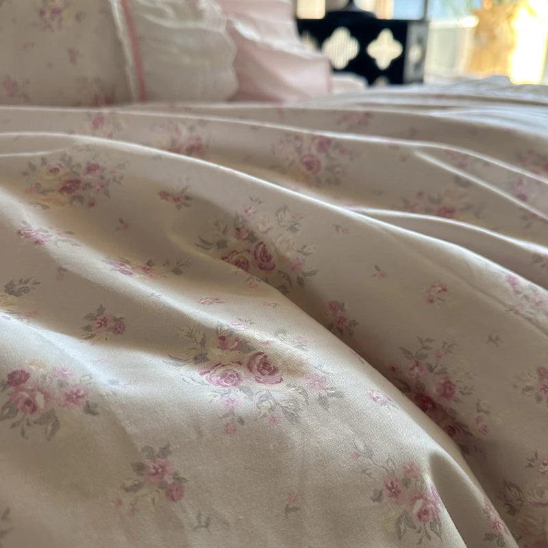 Juego de Ropa de Cama de Algodón 100% con Volantes de Encaje de Doble Capa y Diseño Floral Rosa, Incluye Funda Nórdica, Sábana, Falda de Cama, Sábana Ajustable y Fundas de Almohada (4 Piezas)
