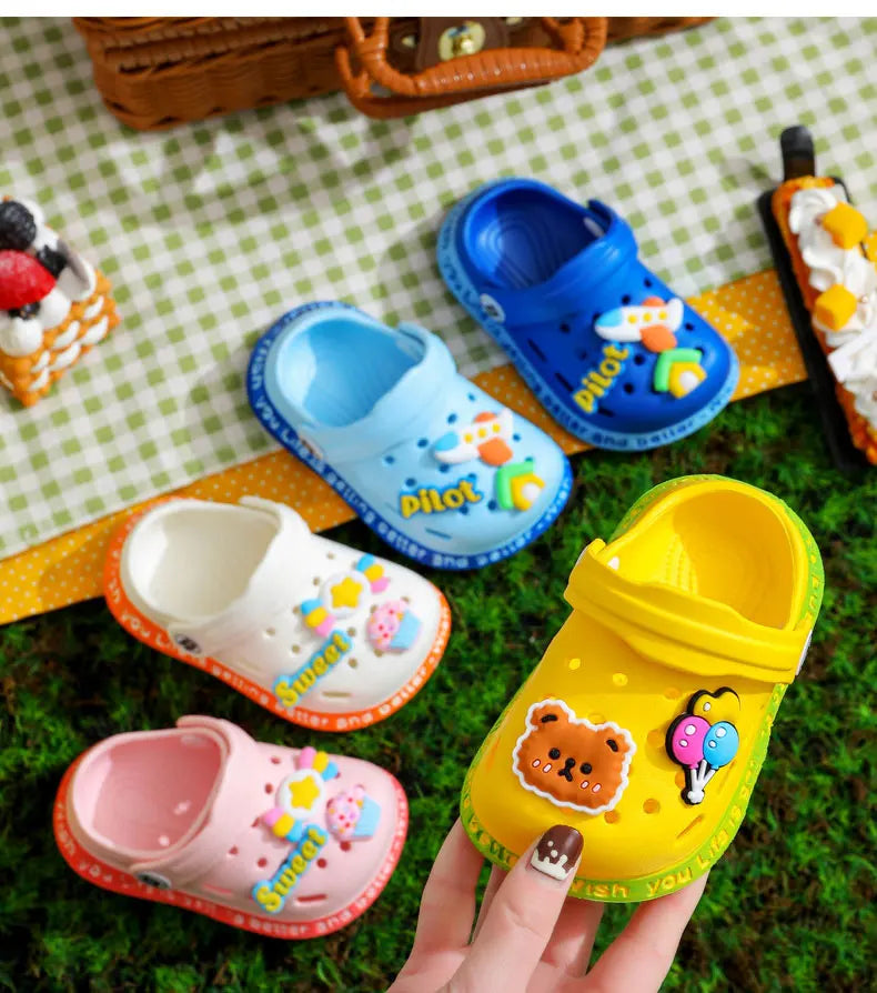 Zapatos de verano para niños, sandalias con agujeros, zapatos para niños, zapatillas suaves antideslizantes con diseño de dibujos animados, zapatos de bebé con agujeros, playa de arena para niños y niñas
