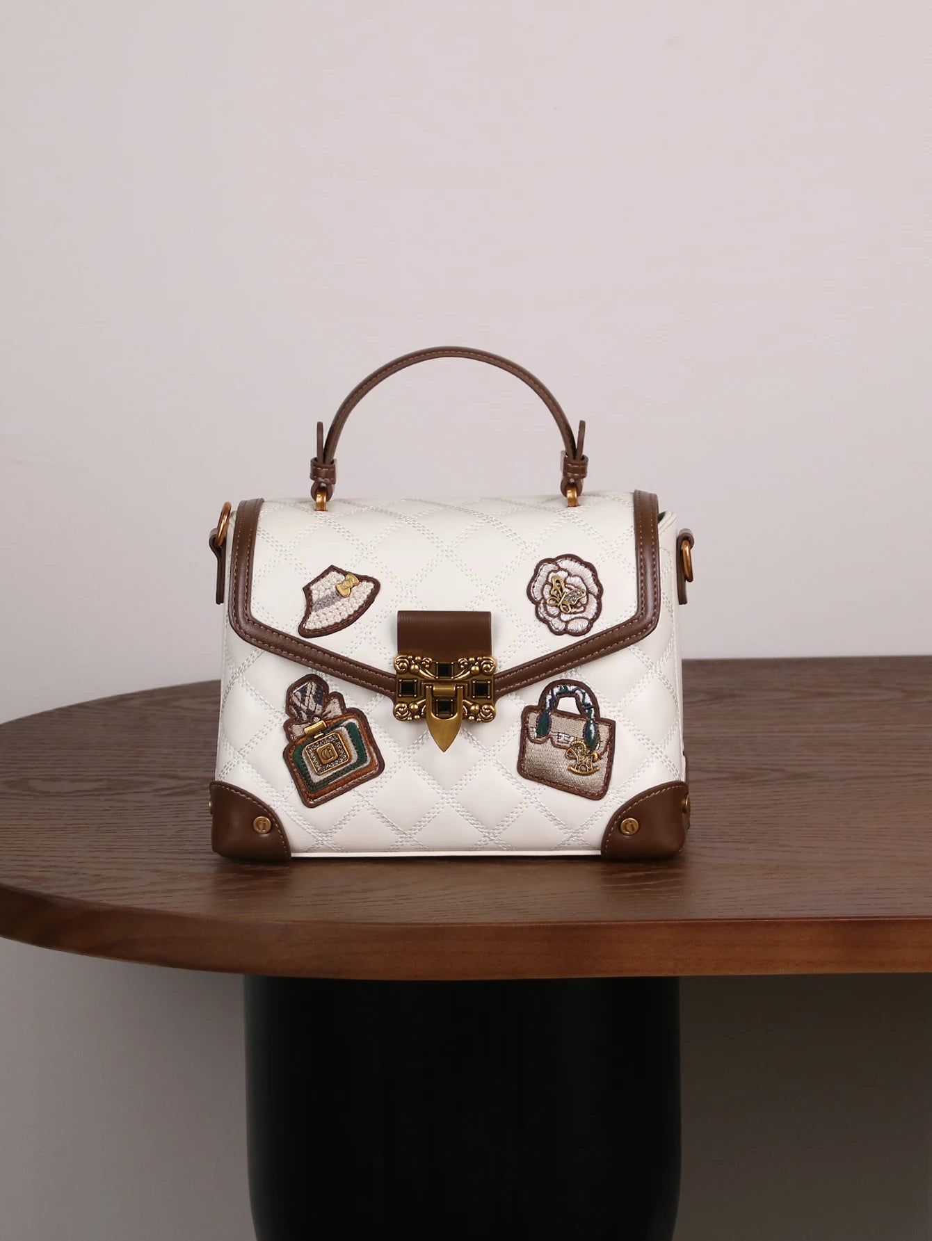 2026 nueva moda impresa bolso de remache personalizado con alto sentido de lujo y contraste retro, bolso de mensajero de un solo hombro ingenio