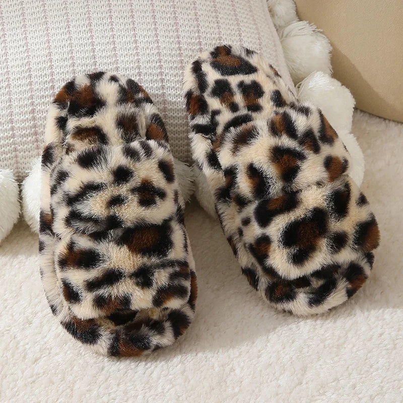 Zapatillas de invierno de felpa con estampado de leopardo para mujer, zapatos de casa peludos con suela suave y punta abierta, cómodas y cálidas para interiores, de piel sintética