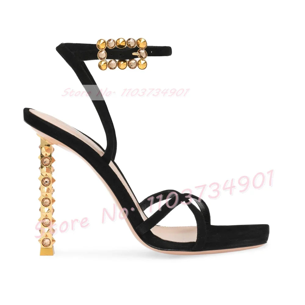 Sandalias de tacón de Metal con remaches para mujer, zapatos de tacón de aguja con hebilla de cinturón, punta cuadrada, correa en el tobillo, sandalias elegantes de fiesta de lujo Sexy