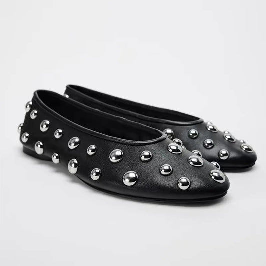 2024 nuevos zapatos planos de cabeza redonda con remaches, sandalias de cuero negro de lujo, sandalias de Ballet, bola plateada, zapatos Mary Jane huecos de Metal 35-42