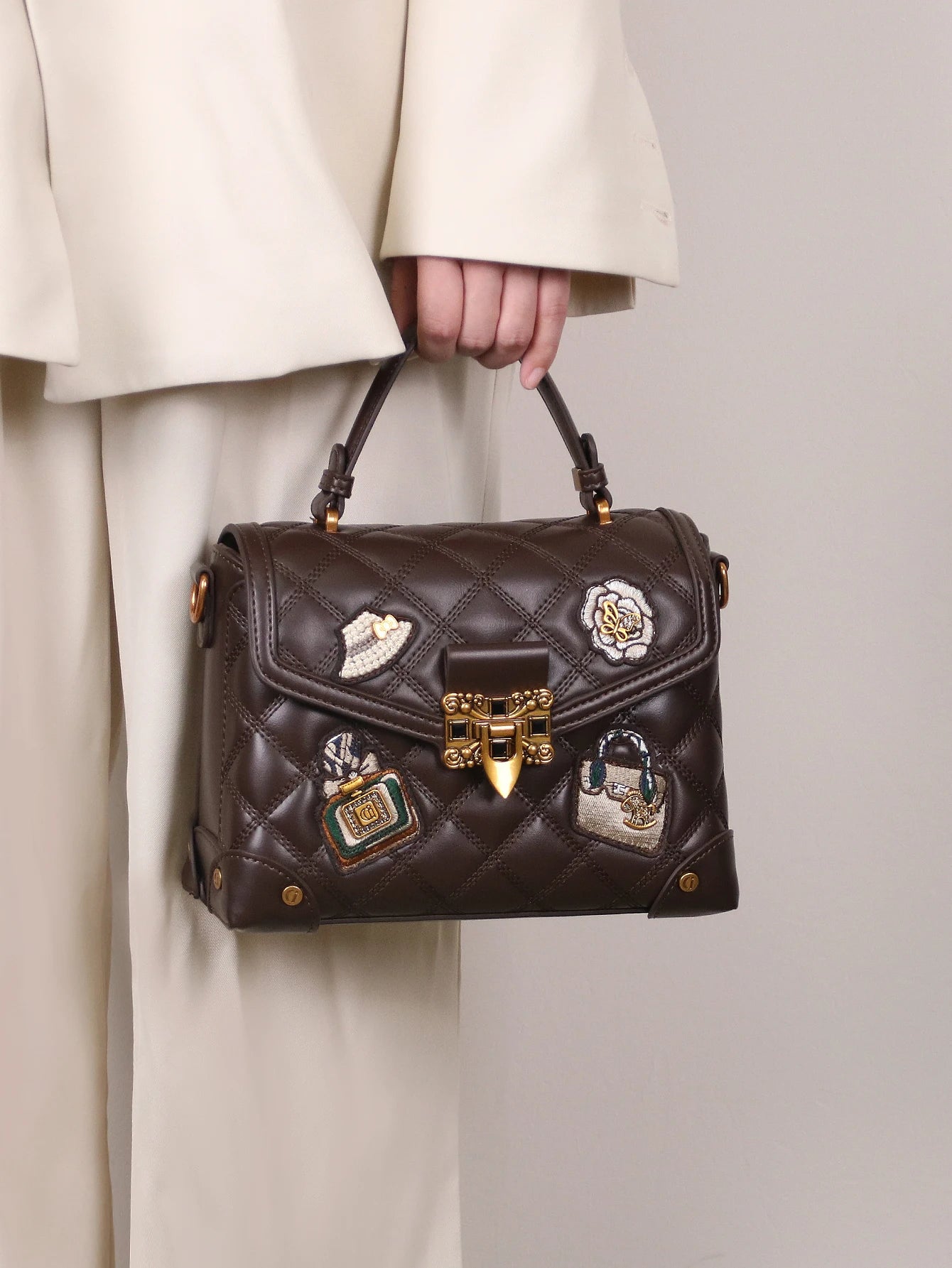 2026 nueva moda impresa bolso de remache personalizado con alto sentido de lujo y contraste retro, bolso de mensajero de un solo hombro ingenio