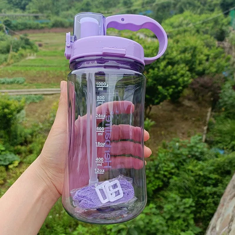 Liquidación: Precio al por mayor, botella de agua de plástico de 1L (1000ml) para deportes, senderismo, fitness y gimnasio, con pajita, para una vida saludable.