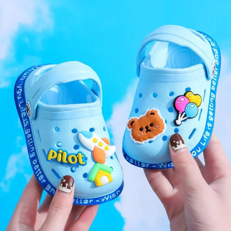 Zapatos de verano para niños, sandalias con agujeros, zapatos para niños, zapatillas suaves antideslizantes con diseño de dibujos animados, zapatos de bebé con agujeros, playa de arena para niños y niñas