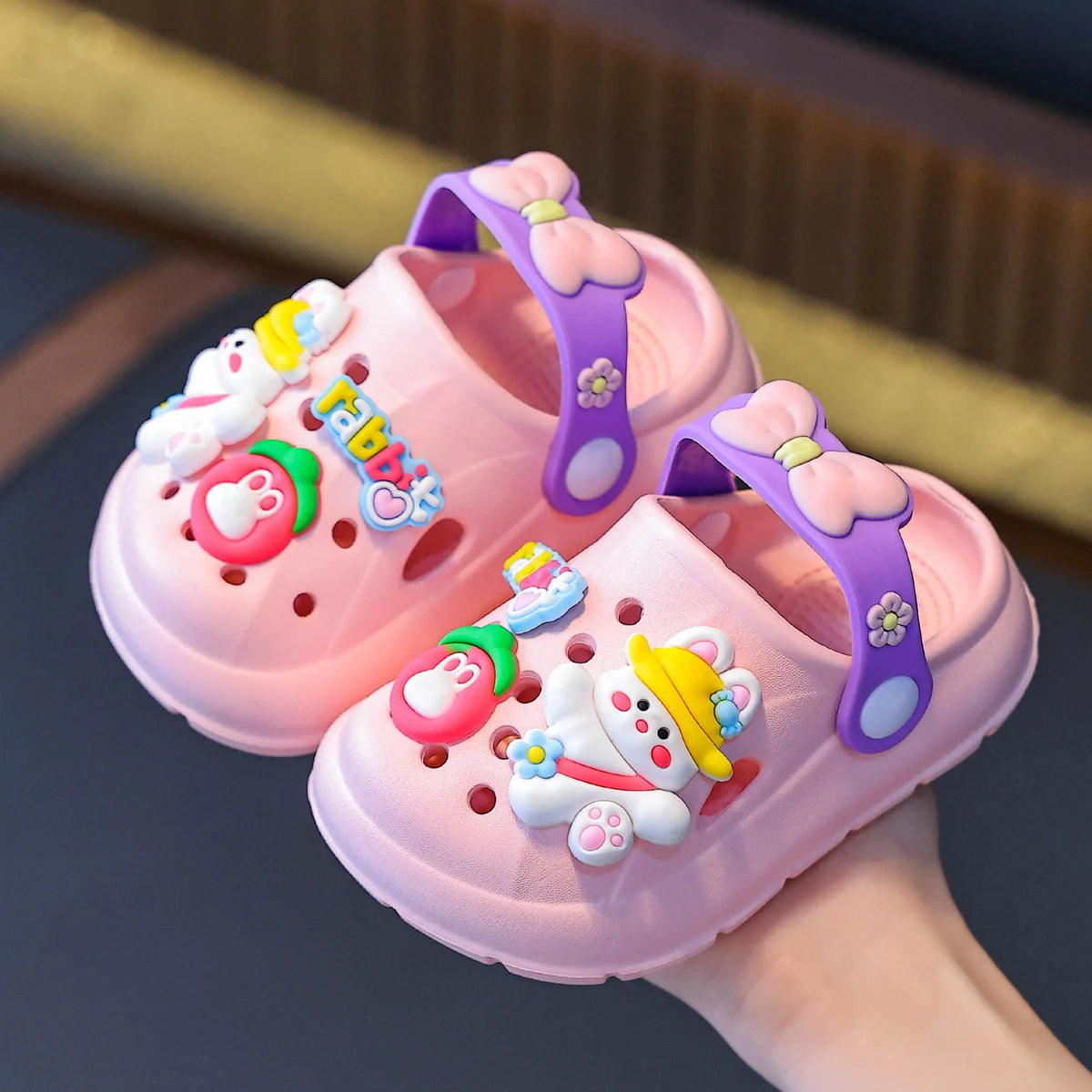 Zapatos de jardín con dibujos de conejitos para niñas, zuecos de suela blanda para bebé, sandalias transpirables antideslizantes para interiores y exteriores, sandalias de playa a la moda