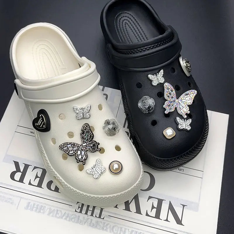Amuletos de zapatos con perlas y flores de mariposa brillantes para Crocs, conjunto blanco y negro, alfileres para zuecos, accesorios para zapatillas, sandalias de jardín, regalo para niña