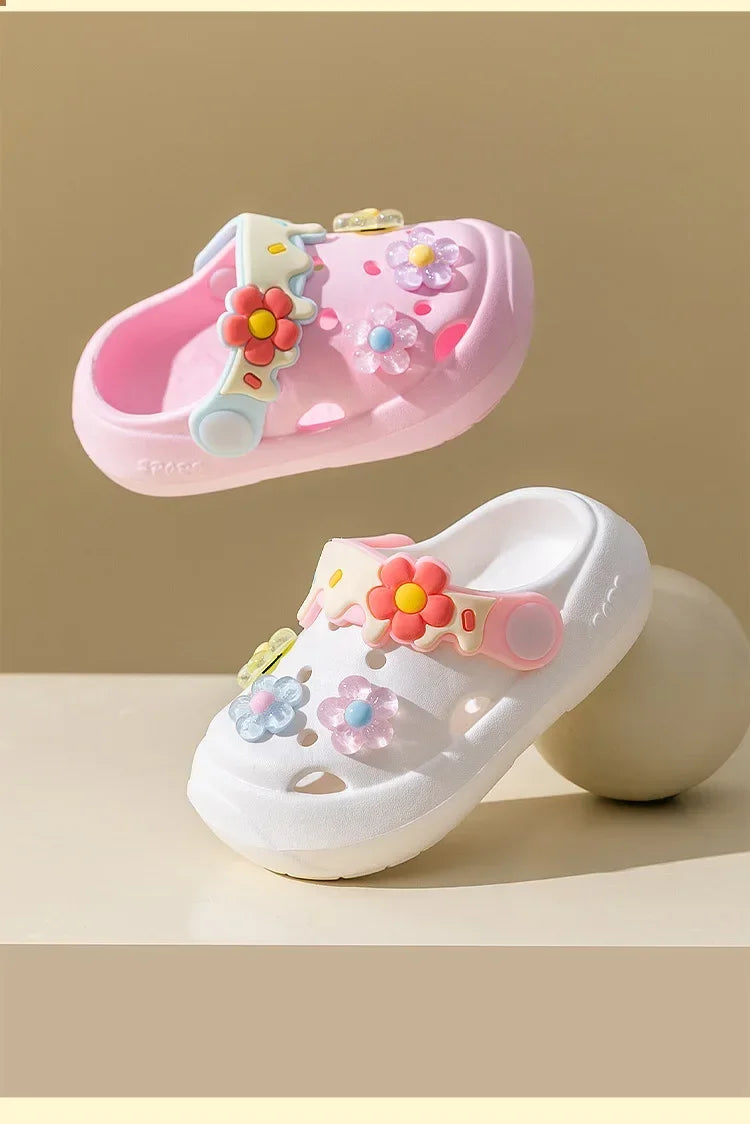 Zapatillas de verano para niños, nuevas sandalias de suela blanda con flores bonitas para bebés, sandalias antideslizantes suaves para interiores para niñas, zapatos con agujeros, zapatos de playa para niños