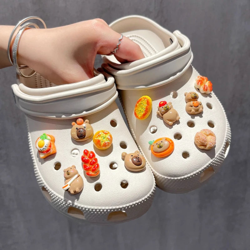 Bonito juego de dijes para zapatos de capibara con tema de comida, accesorios, decoraciones de plástico, sandalias de verano desmontables para regalos de fiesta