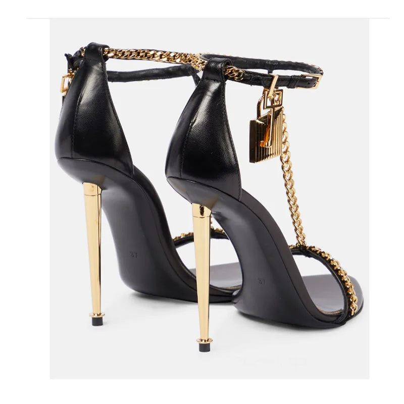 Moda minimalista cadena dorada candado Sandalias de tacón alto europeo americano Sexy tacón delgado punta abierta cadena de Metal tacones altos puntiagudos