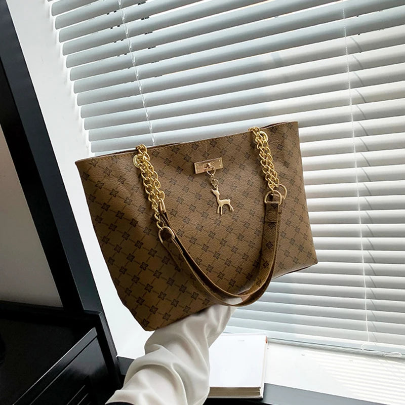 Nuevo bolso de presbicia con textura de cuero suave, bolso de mano de gran capacidad para mujer con accesorios colgantes, bolso de hombro