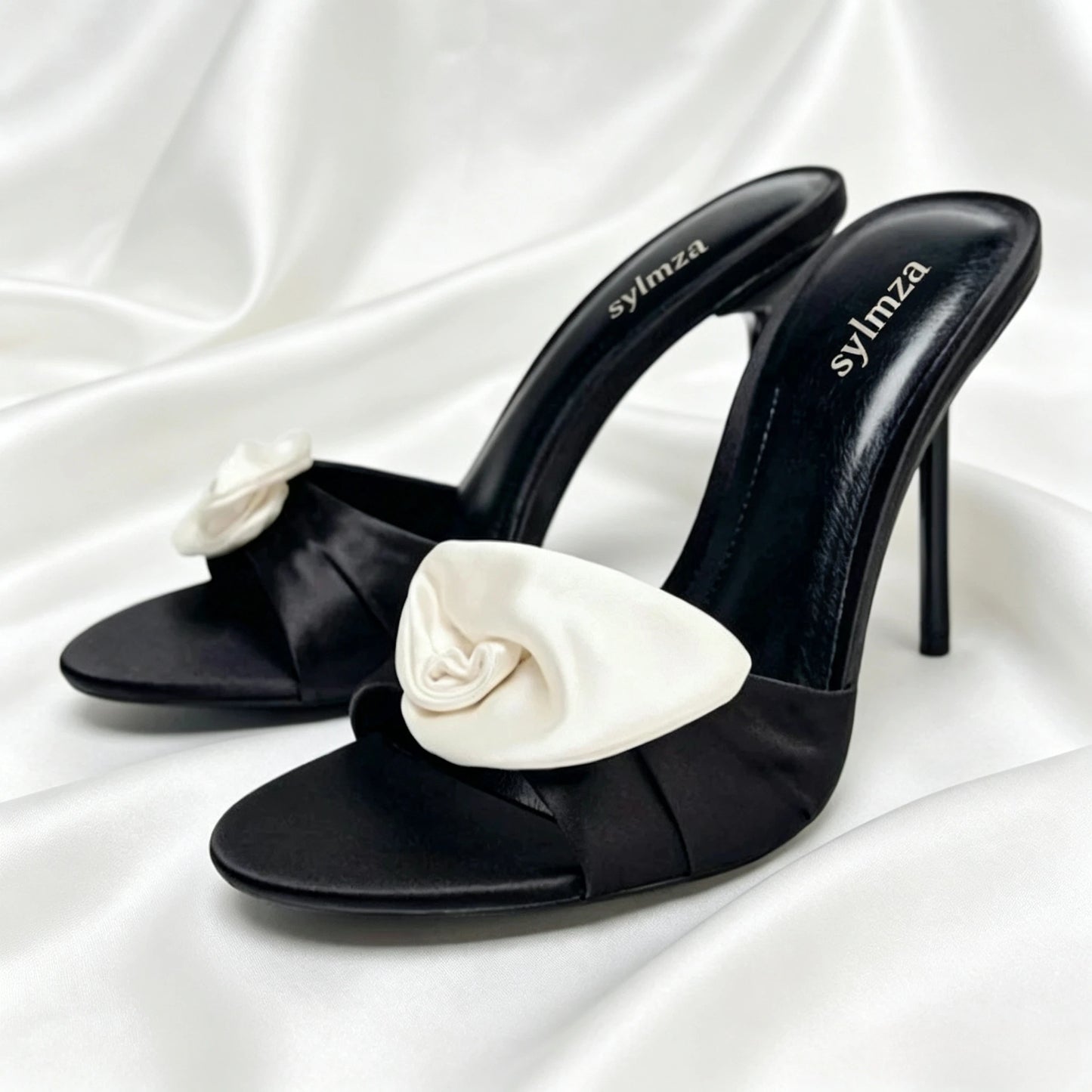 Zapatillas de tacón de aguja decoradas con flores blancas elegantes para mujer, sandalias deslizantes de satén negro a la moda, zapatos sexis de vestir para banquete con punta abierta