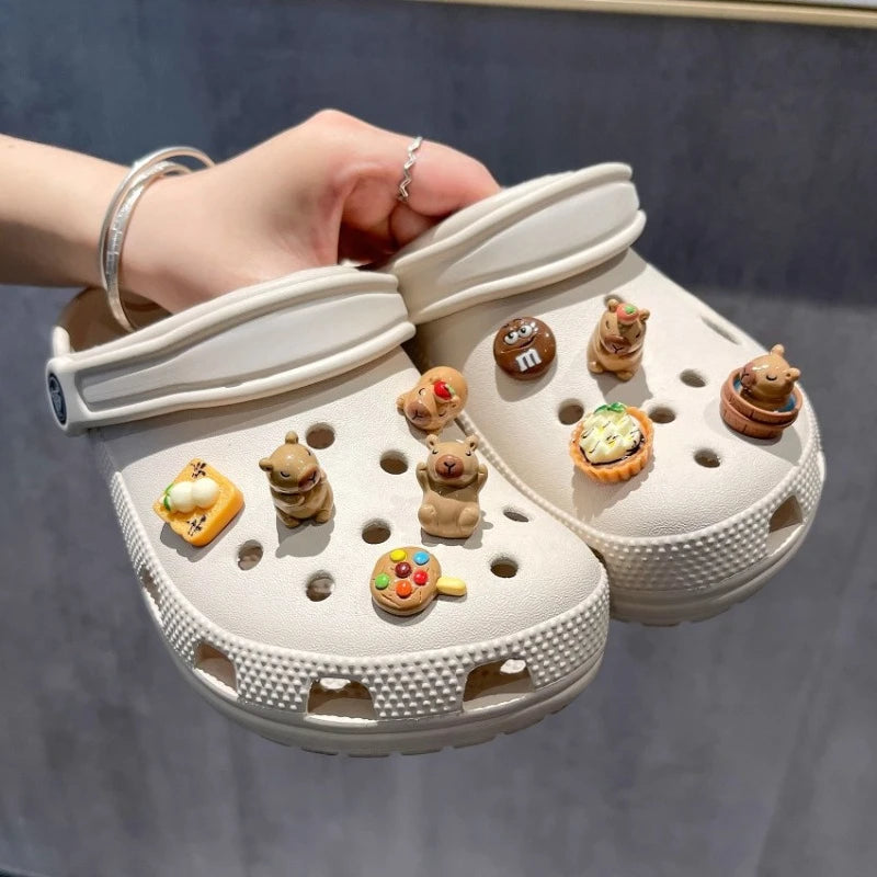 Bonito juego de dijes para zapatos de capibara con tema de comida, accesorios, decoraciones de plástico, sandalias de verano desmontables para regalos de fiesta