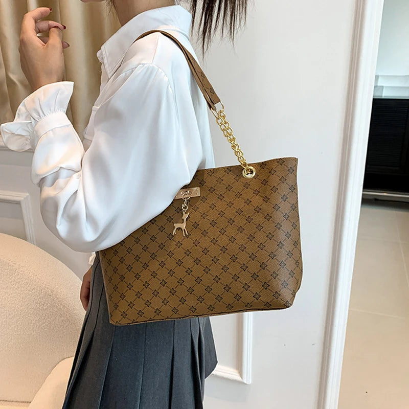 Nuevo bolso de presbicia con textura de cuero suave, bolso de mano de gran capacidad para mujer con accesorios colgantes, bolso de hombro