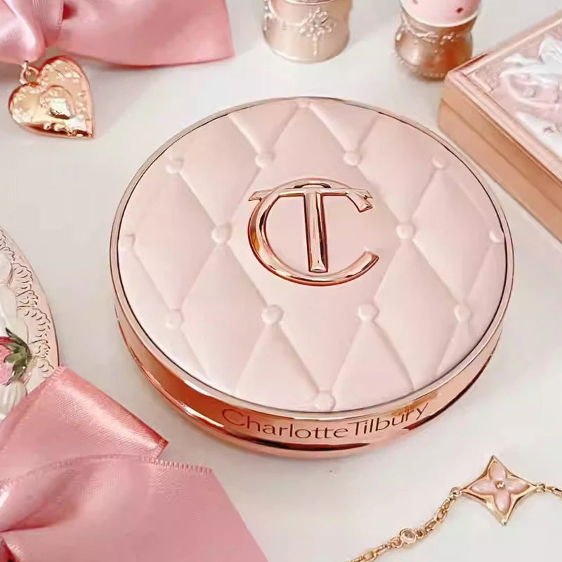 Base de Maquillaje en Cojín Charlotte Tilbury CT By The Pillow, Corrector de Larga Duración, Base de Maquillaje Suave, Ligera e Hidratante