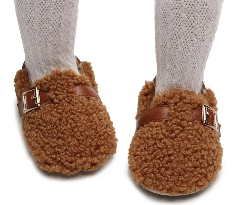 Zapatos para caminar estilo INS para bebés, niños y niñas, primeros pasos, de felpa, gruesos, suaves, cálidos, para invierno y otoño, zapatos de moda