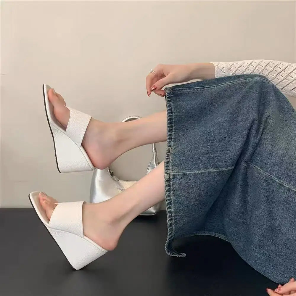 2025 primavera y otoño nuevo estilo adelgazante pendiente talón versión coreana chanclas con punta desnuda zapatillas frescas sandalias