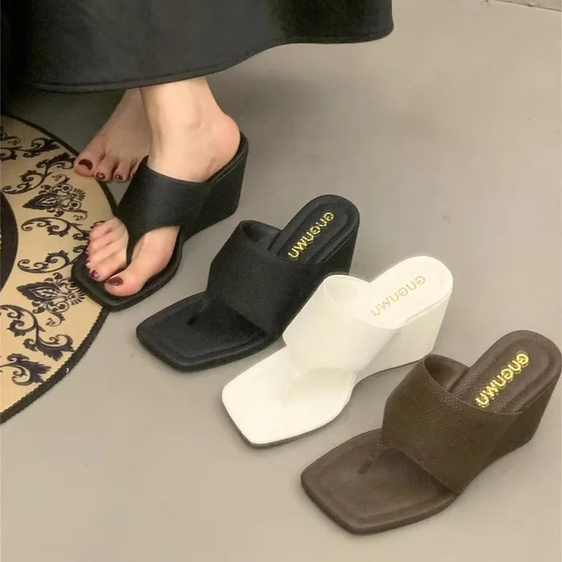 2025 primavera y otoño nuevo estilo adelgazante pendiente talón versión coreana chanclas con punta desnuda zapatillas frescas sandalias