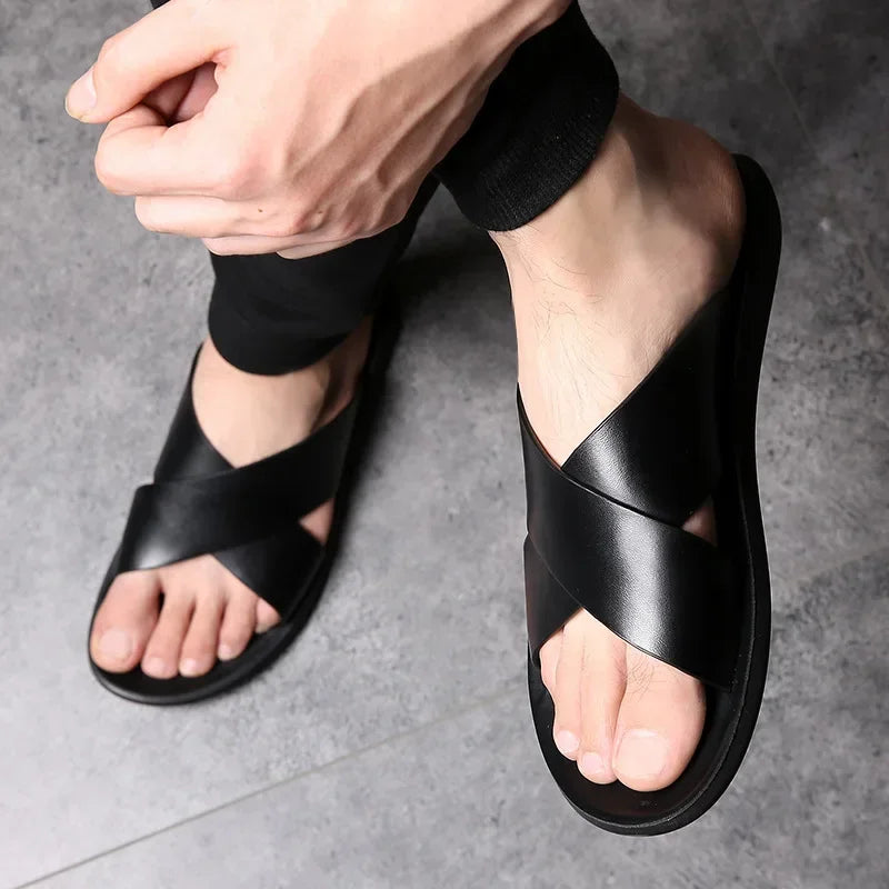 Sandalias para Hombre, zapatillas de cuero genuino, marca de lujo, zapatos planos a la moda para Hombre, Sandalia de playa antideslizante informal, Zapatos para Hombre 2024