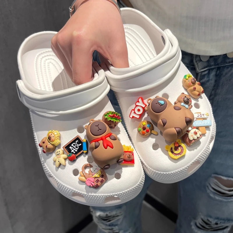 Bonito juego de dijes para zapatos de capibara con tema de comida, accesorios, decoraciones de plástico, sandalias de verano desmontables para regalos de fiesta