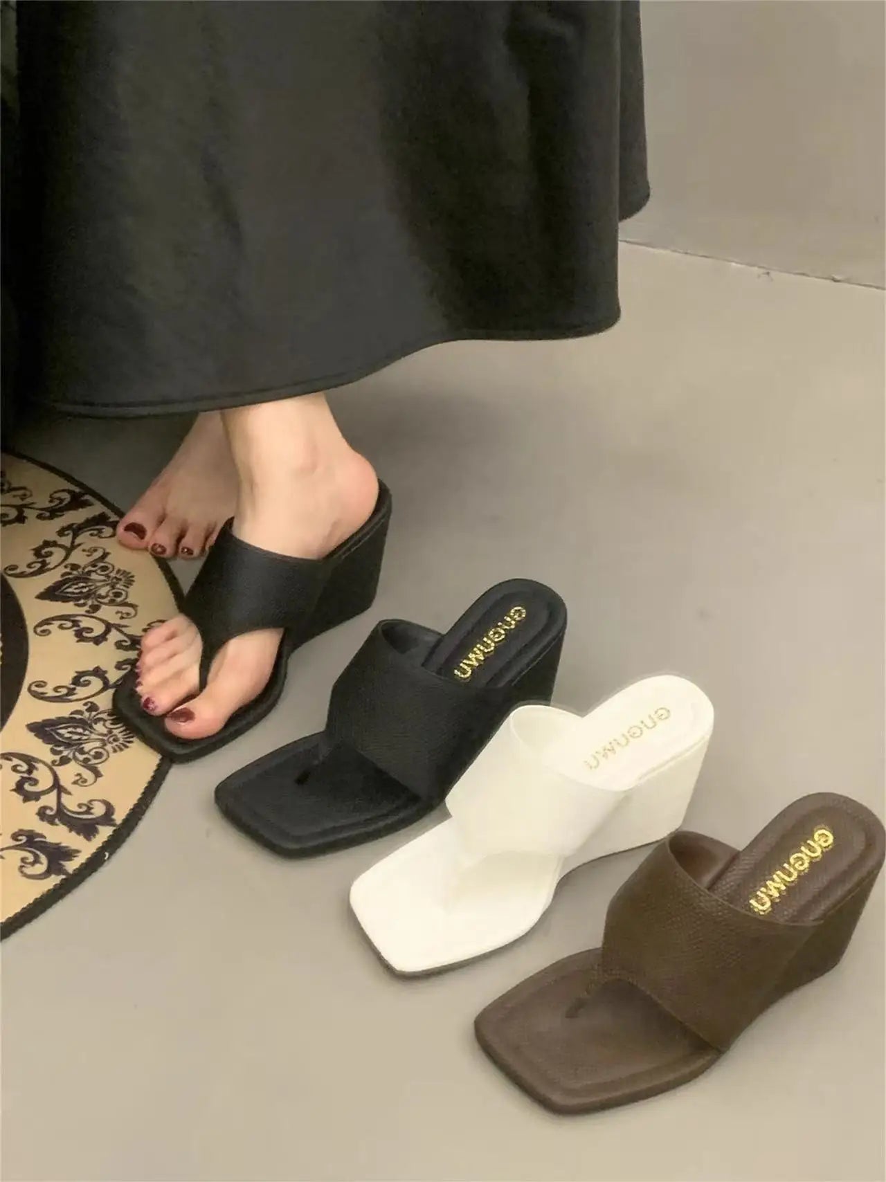 2025 primavera y otoño nuevo estilo adelgazante pendiente talón versión coreana chanclas con punta desnuda zapatillas frescas sandalias