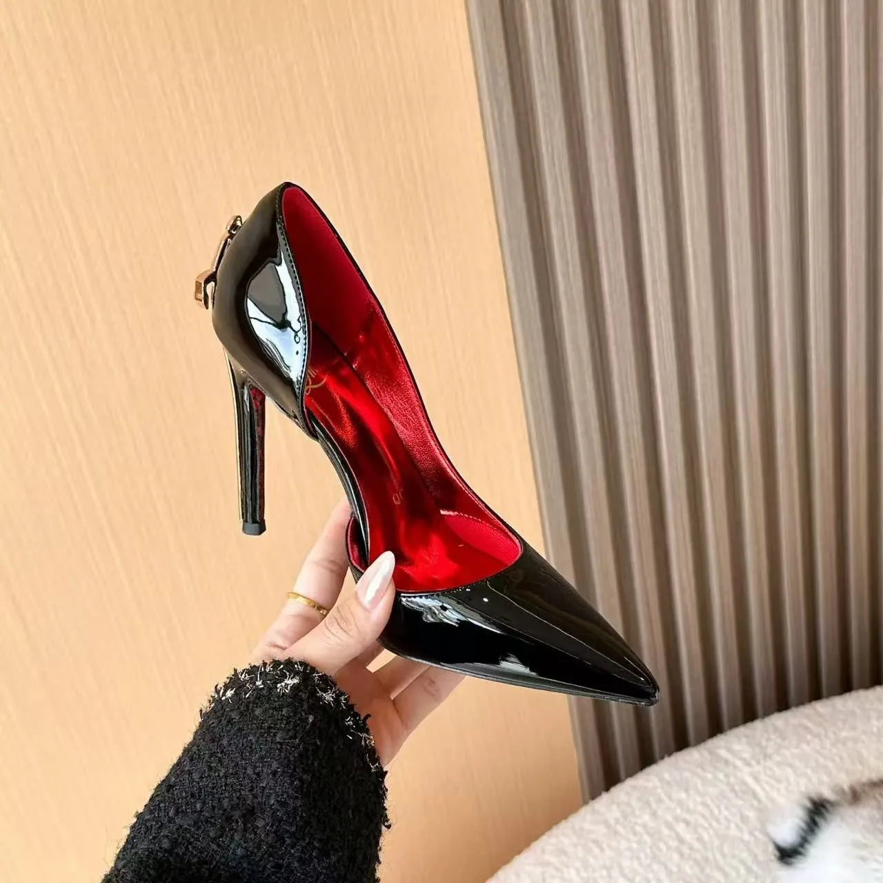 Zapatos de tacón alto dorados con diseño de cetro y punta abierta para mujer, tacones delgados con estampado en negro, talla 43, de charol, zapatos individuales.