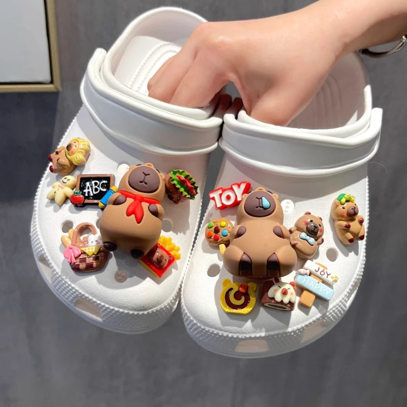 Bonito juego de dijes para zapatos de capibara con tema de comida, accesorios, decoraciones de plástico, sandalias de verano desmontables para regalos de fiesta