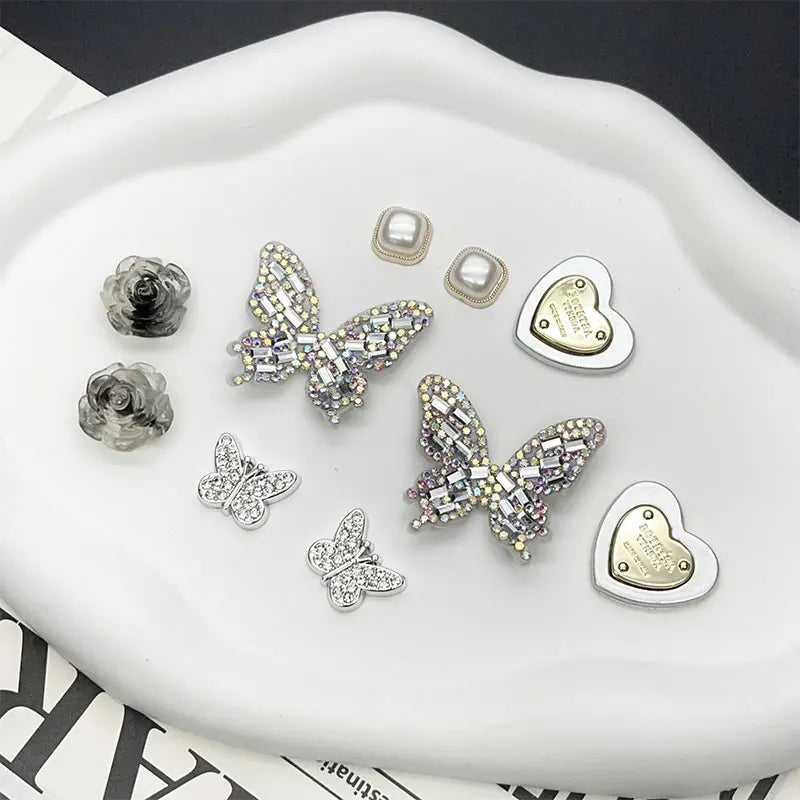 Amuletos de zapatos con perlas y flores de mariposa brillantes para Crocs, conjunto blanco y negro, alfileres para zuecos, accesorios para zapatillas, sandalias de jardín, regalo para niña