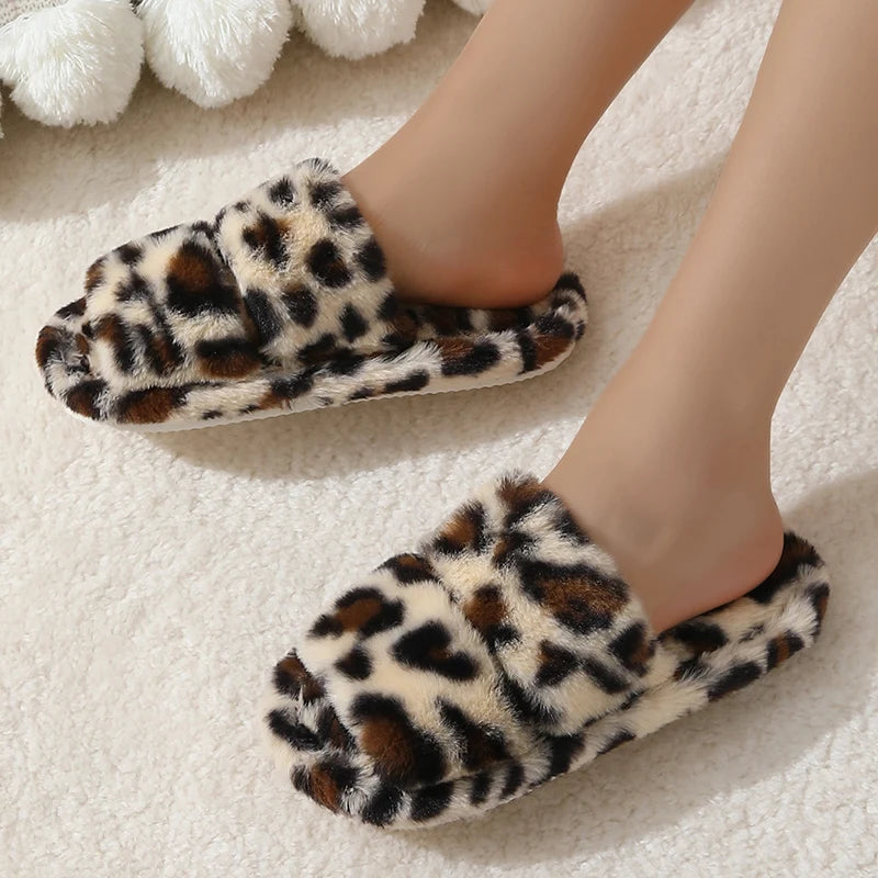 Zapatillas de invierno de felpa con estampado de leopardo para mujer, zapatos de casa peludos con suela suave y punta abierta, cómodas y cálidas para interiores, de piel sintética
