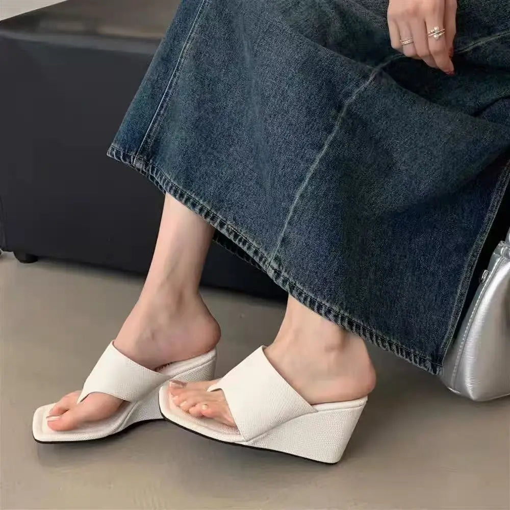 2025 primavera y otoño nuevo estilo adelgazante pendiente talón versión coreana chanclas con punta desnuda zapatillas frescas sandalias