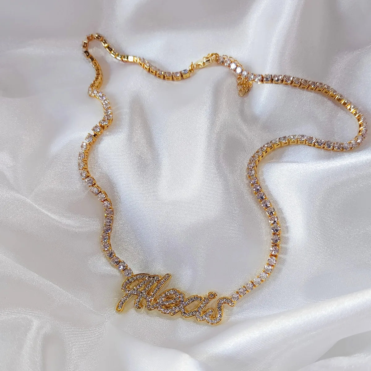 DUOYING, collar con placa con nombre de seda personalizado con cadena de tenis, collar con letras de contorno pavimentado personalizado para mujer, collar con nombre