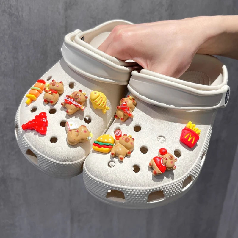 Bonito juego de dijes para zapatos de capibara con tema de comida, accesorios, decoraciones de plástico, sandalias de verano desmontables para regalos de fiesta