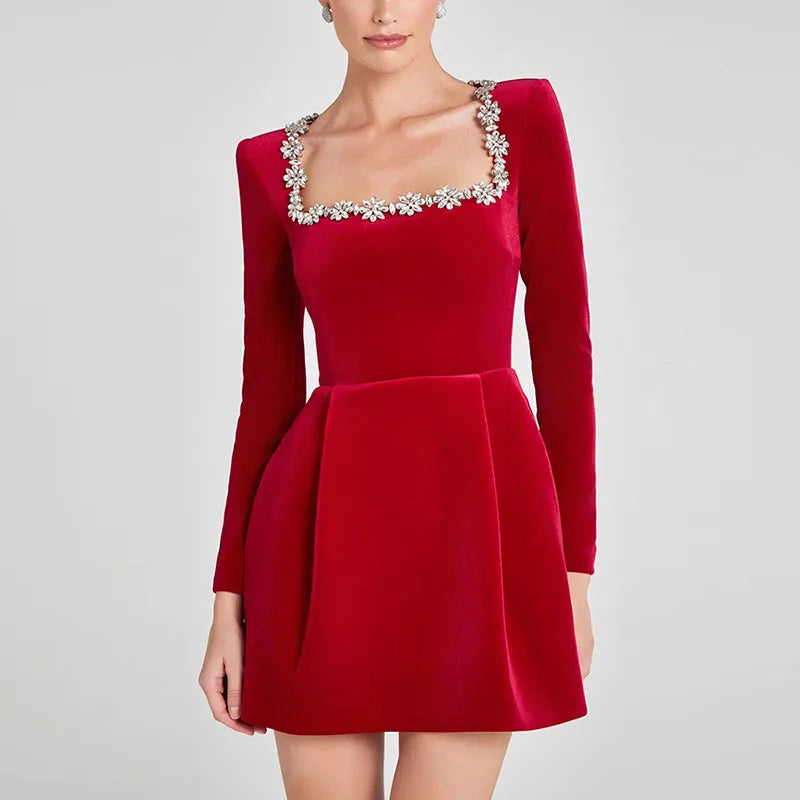Vestidos elegantes lisos con cuello de pico para mujer, minivestidos femeninos de terciopelo rojo con tirantes y espalda descubierta, moda de línea A para fiesta de otoño 2024