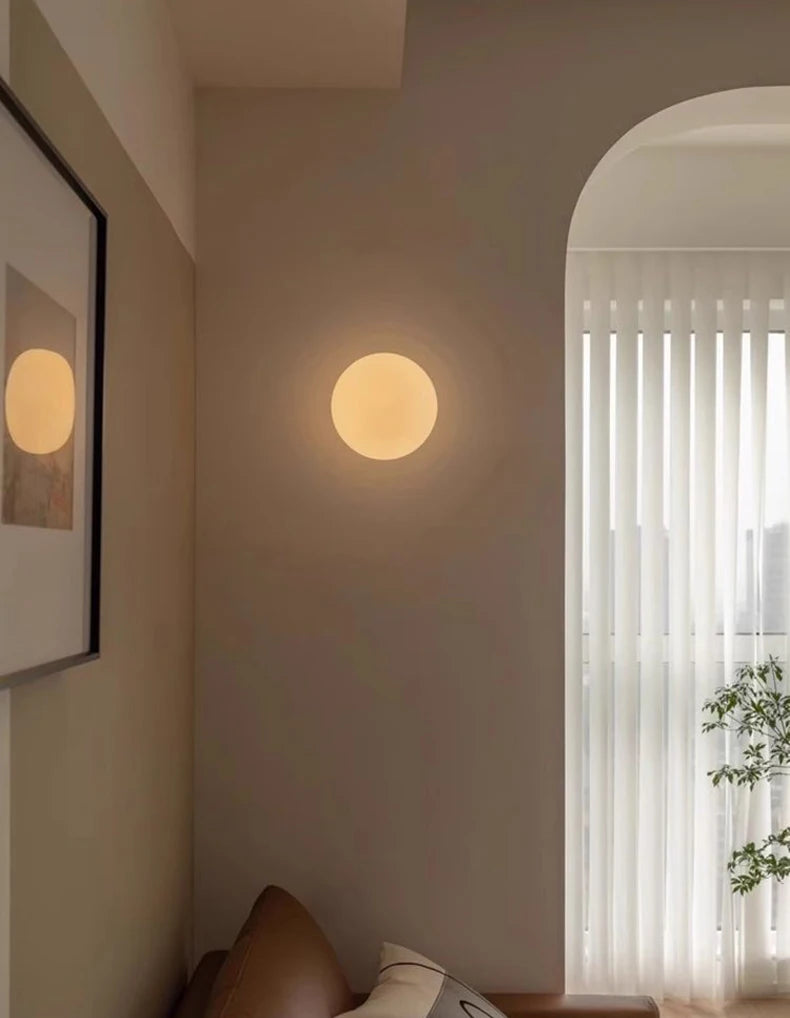 Lámpara de bola de cristal, lámparas de pared de cristal blanco lechoso modernas para dormitorio, sala de estar, sofá, fondo, Base oculta, luz de pared para baño