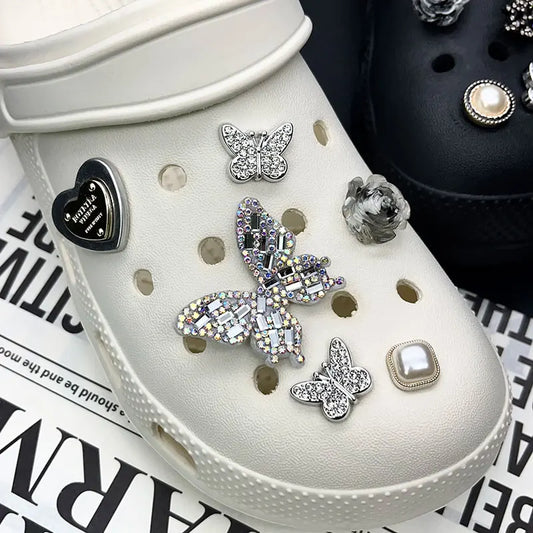 Schuh-Charms mit Perlen und glitzernden Schmetterlingsblüten für Crocs, Schwarz-Weiß-Set, Clog-Pins, Sneaker-Zubehör, Garten-Sandalen, Mädchengeschenk