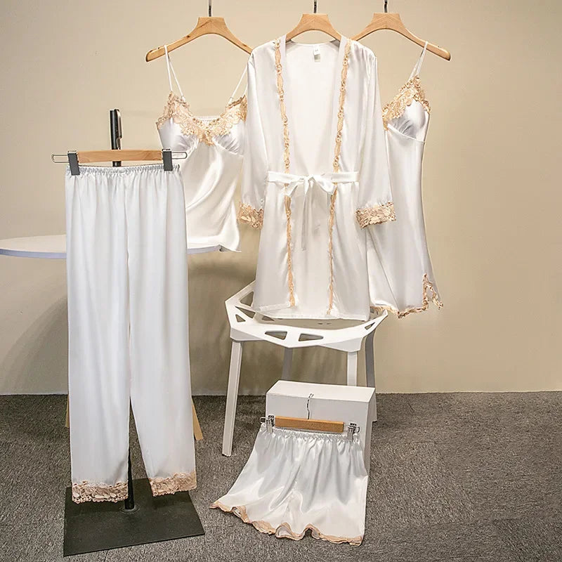 2025 Conjunto de pijamas de nuevo estilo con almohadillas para sujetador, pijamas de cinco piezas florales dorados con tiras sexis de seda, ropa de casa fina