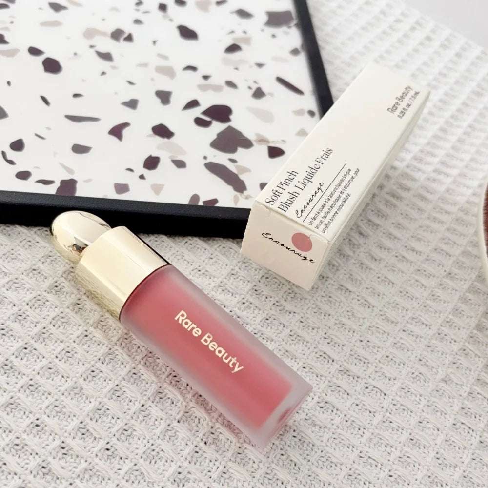 Rubor Líquido Soft Pinch de Rare Beauty, Sedoso, Ligero, Transpirable, de Larga Duración, Maquillaje Voluminizador, Hope Love Virtue Happy Wonder Worth
