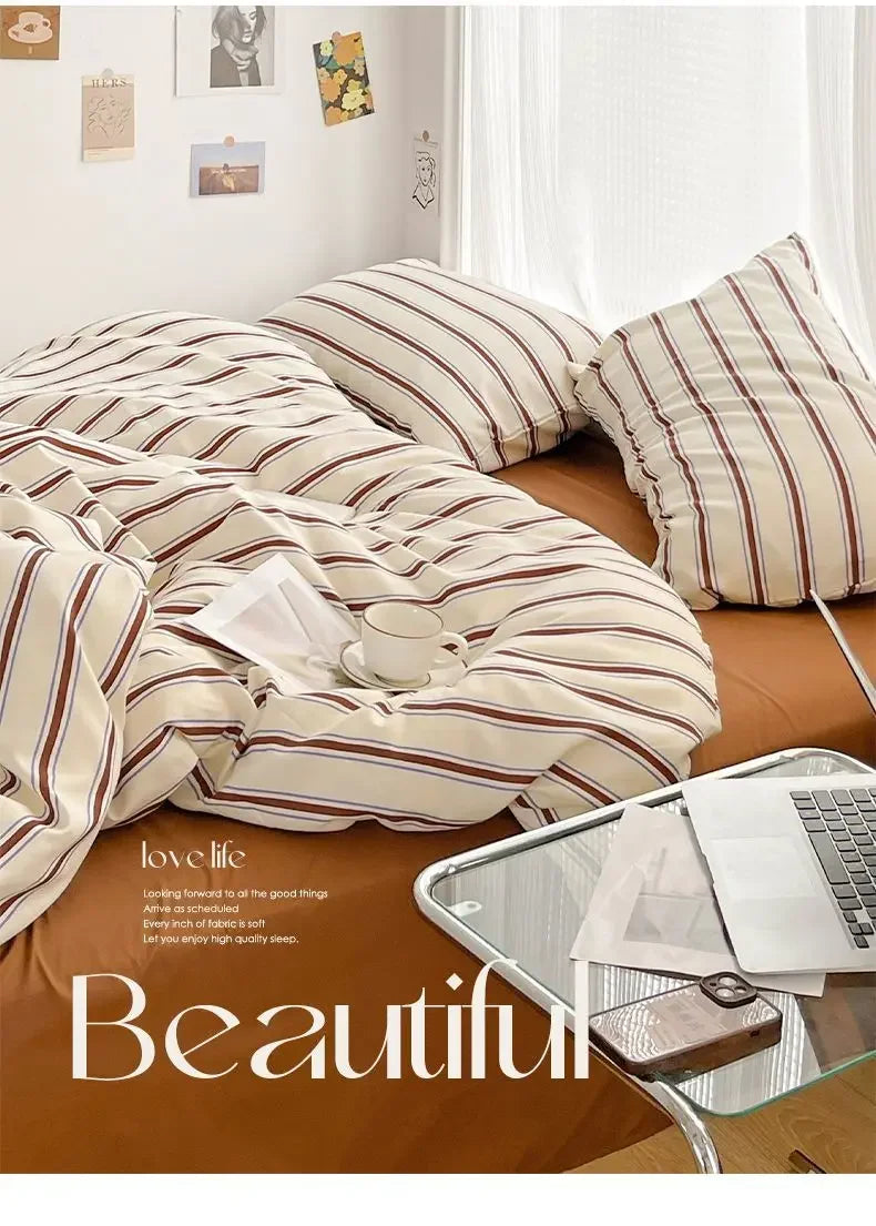 Juego de sábanas de cuatro piezas con funda nórdica de rayas rojas y azules simples con ropa de cama de algodón lavada en la cama