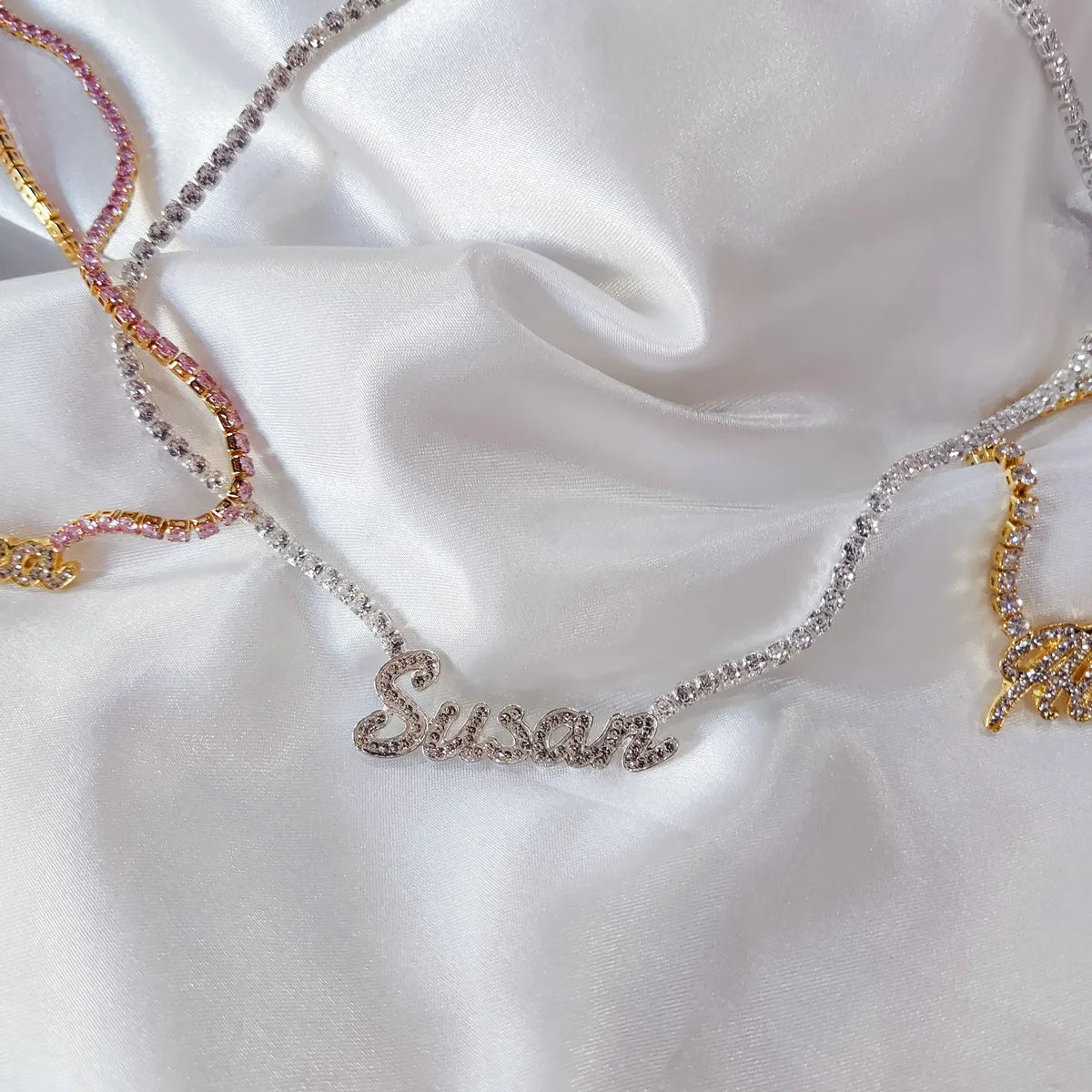 DUOYING, collar con placa con nombre de seda personalizado con cadena de tenis, collar con letras de contorno pavimentado personalizado para mujer, collar con nombre