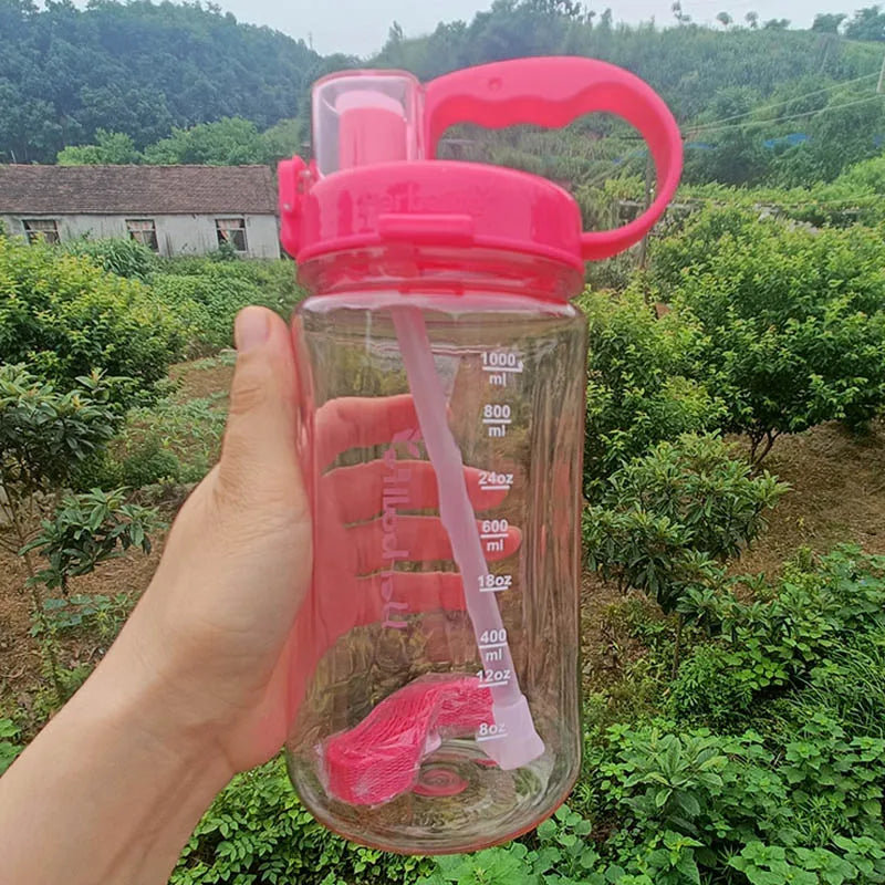 Liquidación: Precio al por mayor, botella de agua de plástico de 1L (1000ml) para deportes, senderismo, fitness y gimnasio, con pajita, para una vida saludable.