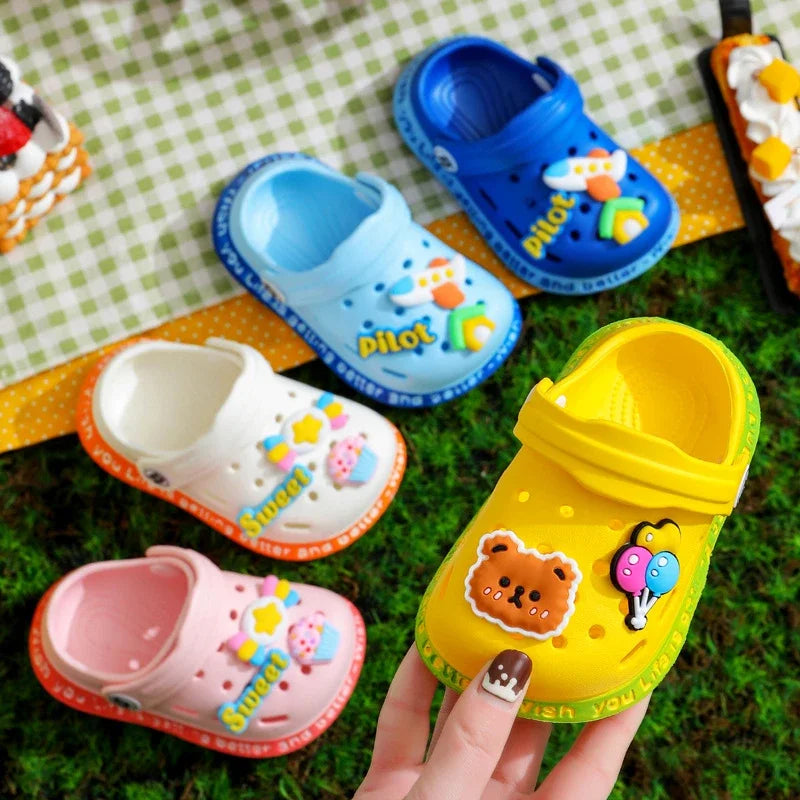 Sandalias de verano para niñas, niños, niñas, sandalias de dibujos animados para bebés, tacón plano, zapatillas suaves sólidas de dibujos animados, calzado para jardín para niños