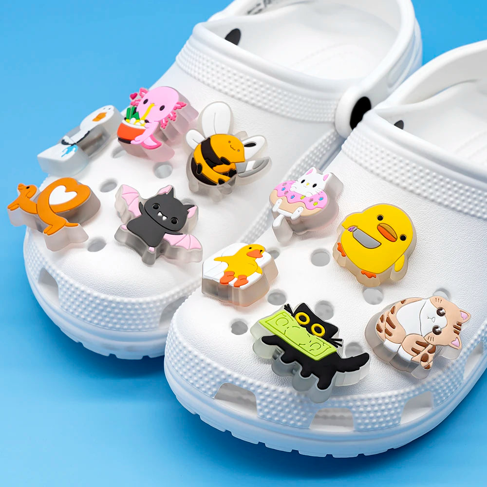 1/16 Uds. Dijes LED para zapatos salamandra unicornio perros decoraciones para zapatos iluminadas pato amarillo pines LED accesorios para mujeres hombres niños