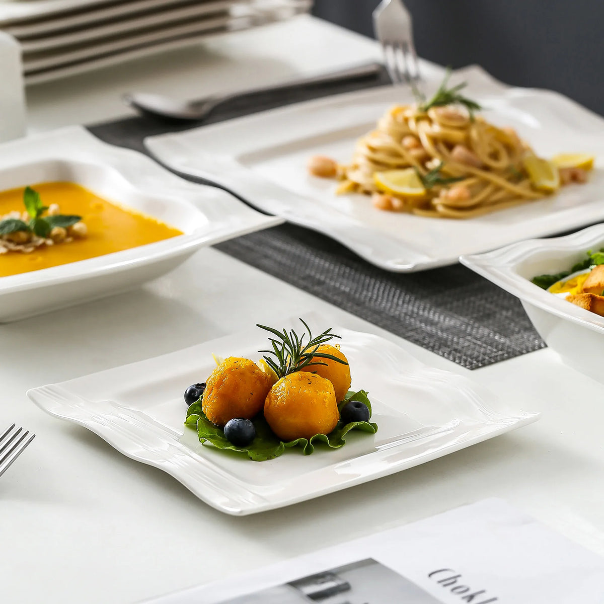 MALACASA Juego de vajilla cuadrada, platos y cuencos de porcelana blanca de 28 piezas, juego de cena para sal, pimienta, ensalada, Pasta