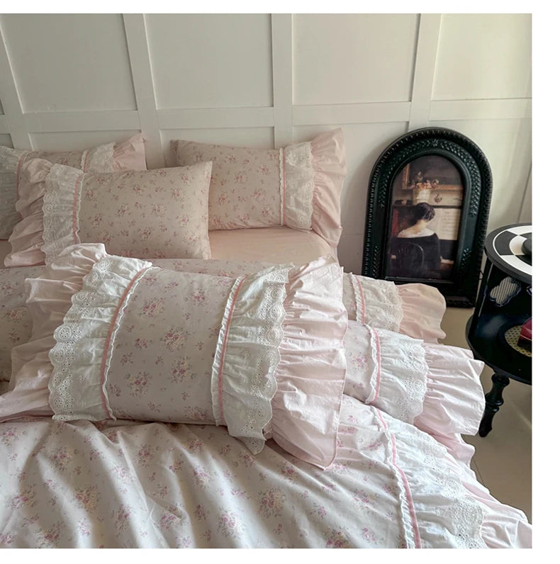 Juego de Ropa de Cama de Algodón 100% con Volantes de Encaje de Doble Capa y Diseño Floral Rosa, Incluye Funda Nórdica, Sábana, Falda de Cama, Sábana Ajustable y Fundas de Almohada (4 Piezas)